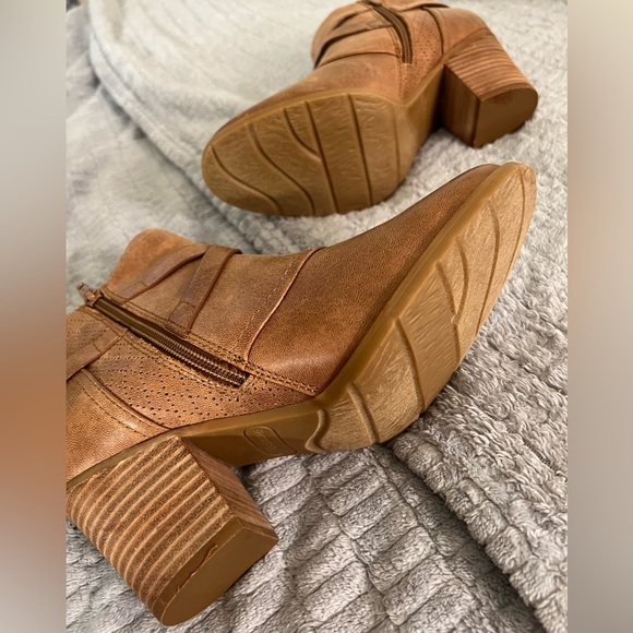 women's booties - Picture 3 of 5